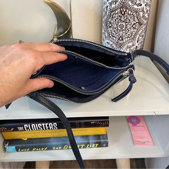 ⭐️3/$20 Old Navy blue velvet crossbody chevron quilted purse - Picture 7 of 9